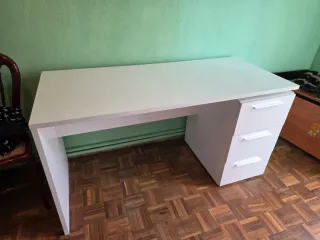 Escritorio blanco con cajones