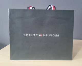 Bolsa de papel Tommy Hilfiger negra