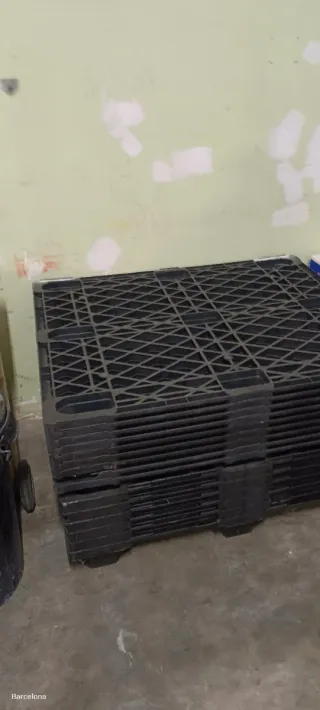 Palets de plástico negros apilables