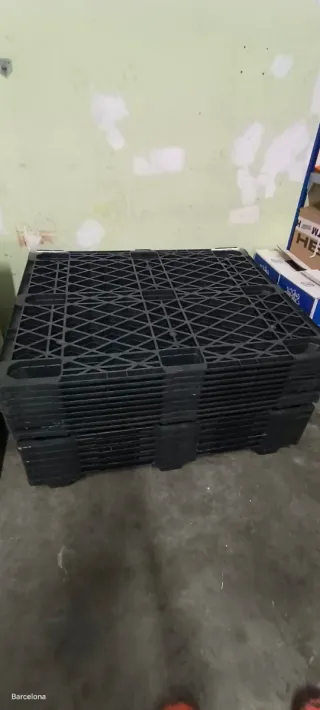 Palets de plástico negros apilables