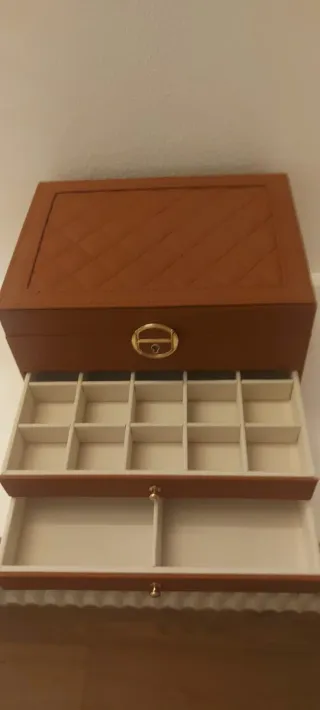 Scatola portagioie marrone con dettagli oro