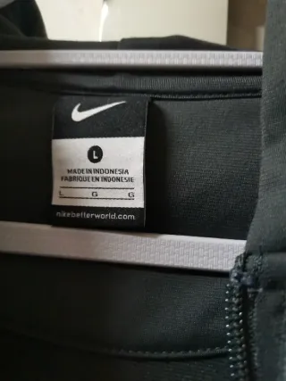 Chaqueta deportiva Nike Negra con Logo Rojo