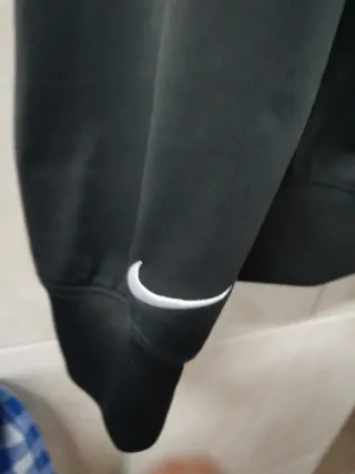 Chaqueta deportiva Nike Negra con Logo Rojo