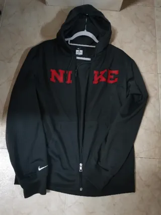 Chaqueta deportiva Nike Negra con Logo Rojo