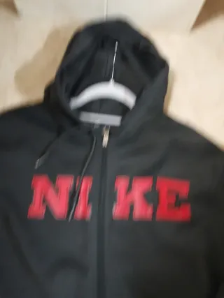 Chaqueta deportiva Nike Negra con Logo Rojo