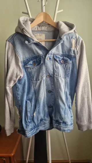 Chaqueta vaquera con capucha y mangas tipo chándal