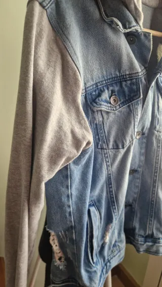 Chaqueta vaquera con capucha y mangas tipo chándal