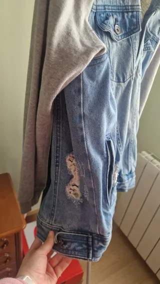 Chaqueta vaquera con capucha y mangas tipo chándal