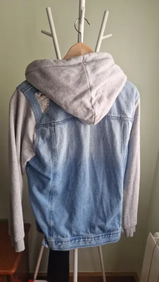Chaqueta vaquera con capucha y mangas tipo chándal