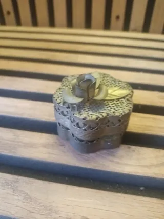 Antiguo joyero o guardagrillos con rosa