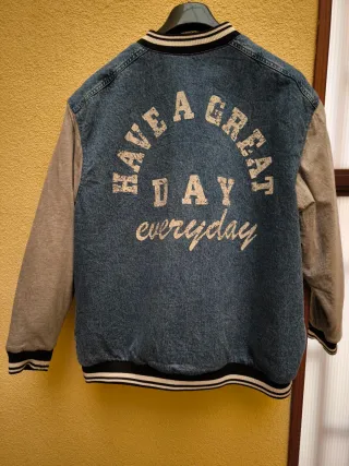 Chaqueta beisbolera de H&M.