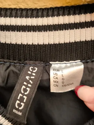 Chaqueta beisbolera de H&M.