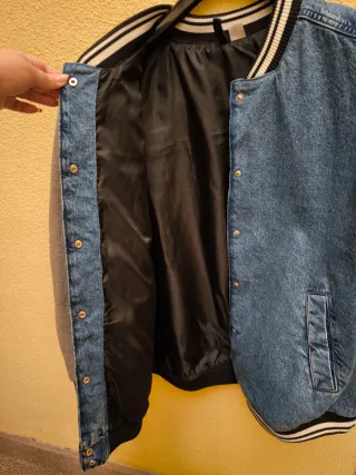 Chaqueta beisbolera de H&M.