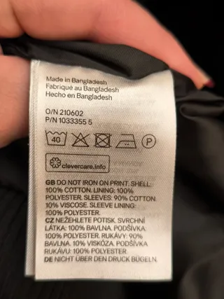 Chaqueta beisbolera de H&M.