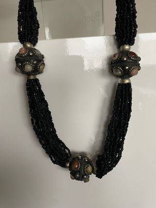 Collar bisutería negro con cuentas y abalorios