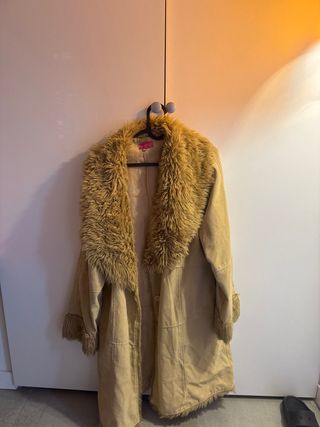 Chaqueta beige con cuello de pelo