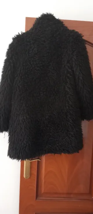Abrigo Sfera Negro Peludo