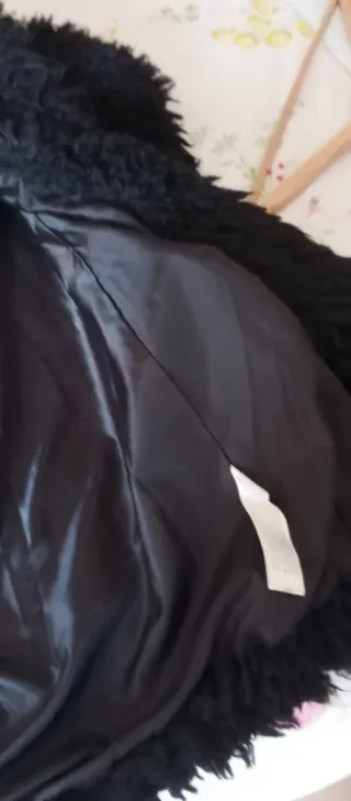 Abrigo Sfera Negro Peludo