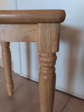 Mesa auxiliar de madera