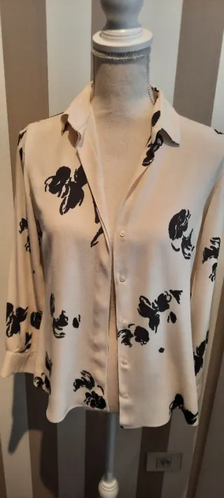 Blusa Uterqüe floral beige y negra