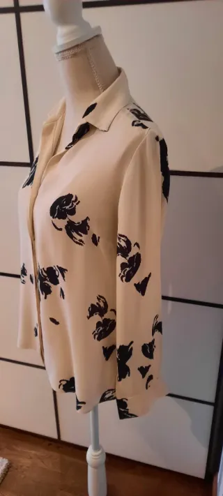 Blusa Uterqüe floral beige y negra