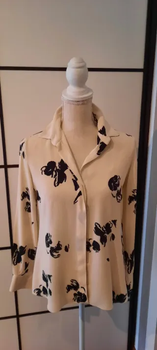Blusa Uterqüe floral beige y negra