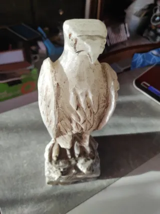 Águila de alabastro antigua