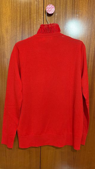 Jersey rojo con volantes y perlas