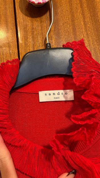 Jersey rojo con volantes y perlas