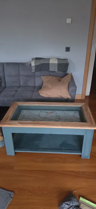 Mesa de centro baja de madera y cristal