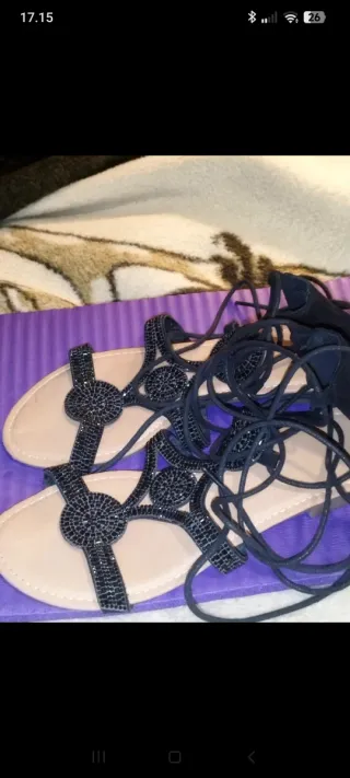 Sandalias planas con pedrería negra