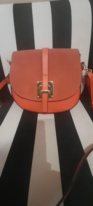 Bolso bandolera de piel color coral