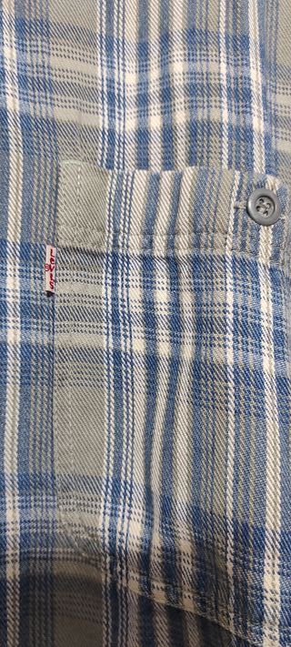 Camisa Levis de manga larga, buen gramaje.