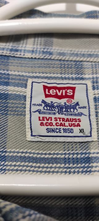 Camisa Levis de manga larga, buen gramaje.