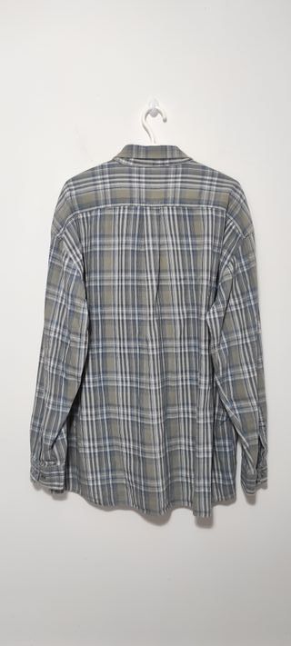 Camisa Levis de manga larga, buen gramaje.