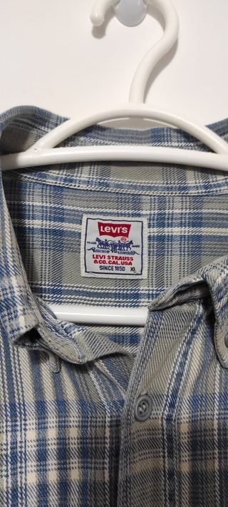 Camisa Levis de manga larga, buen gramaje.