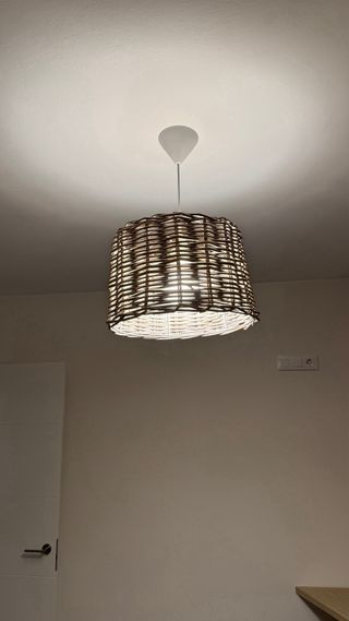 Lámpara de madera. Se vende sin bombilla.