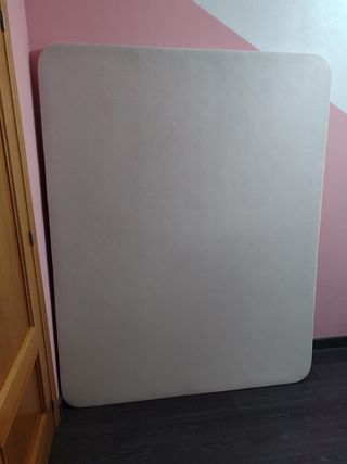 Base tapizada beige 1.50 con patas.