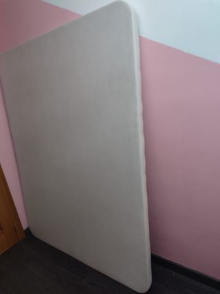 Base tapizada beige 1.50 con patas.