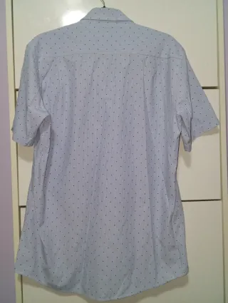 Camisa de rayas azul y puntos S