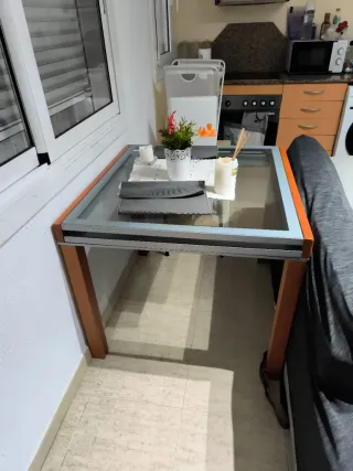 Mesa de cristal y madera. Extensible