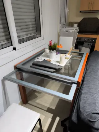 Mesa de cristal y madera. Extensible