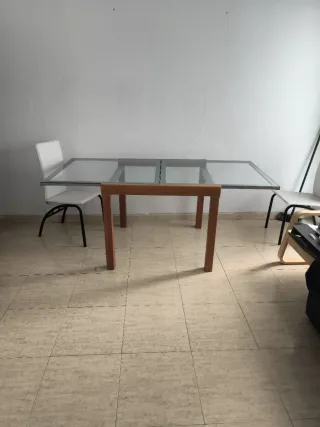 Mesa de cristal y madera. Extensible