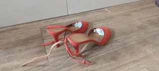 Zapatos de tacón rojos para mujer