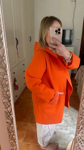 Chaquetón naranja con capucha