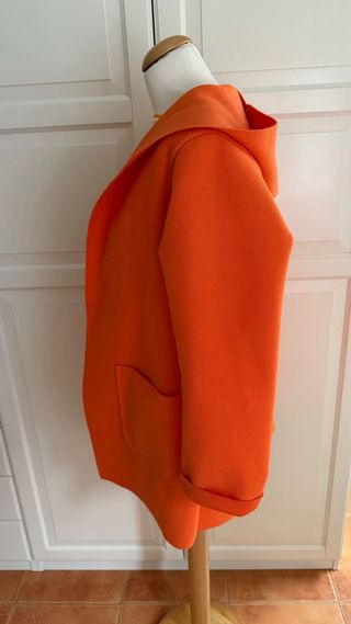 Chaquetón naranja con capucha