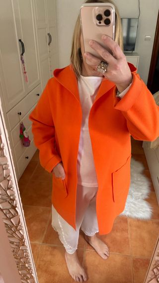 Chaquetón naranja con capucha
