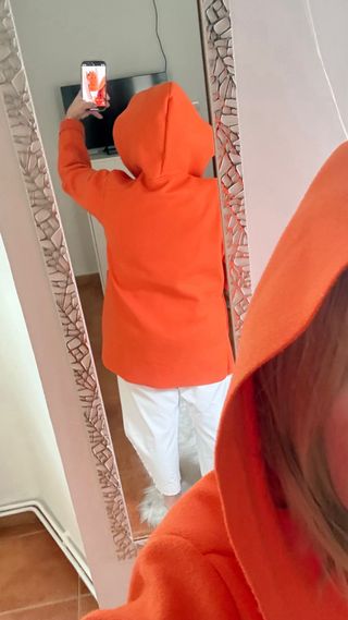 Chaquetón naranja con capucha