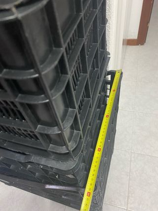 Cajas de fruta negras apilables. 2/3€