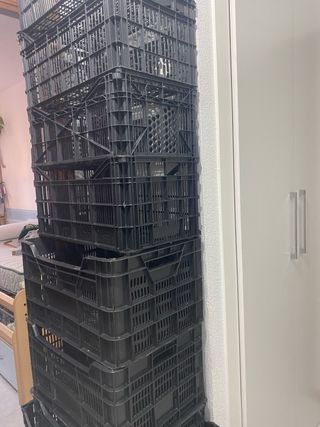 Cajas de fruta negras apilables. 2/3€